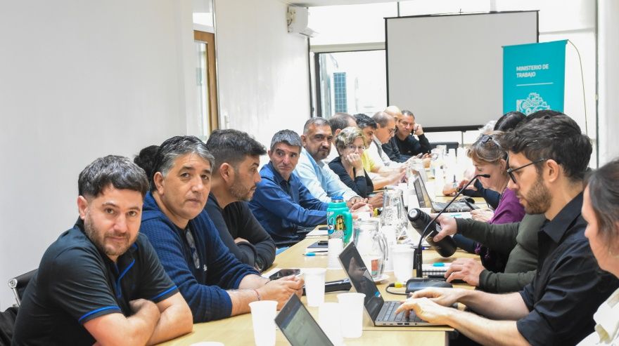 LOS GREMIOS BONAERENSES VOLVIERON A RECHAZAR OTRA OFERTA SALARIAL.-