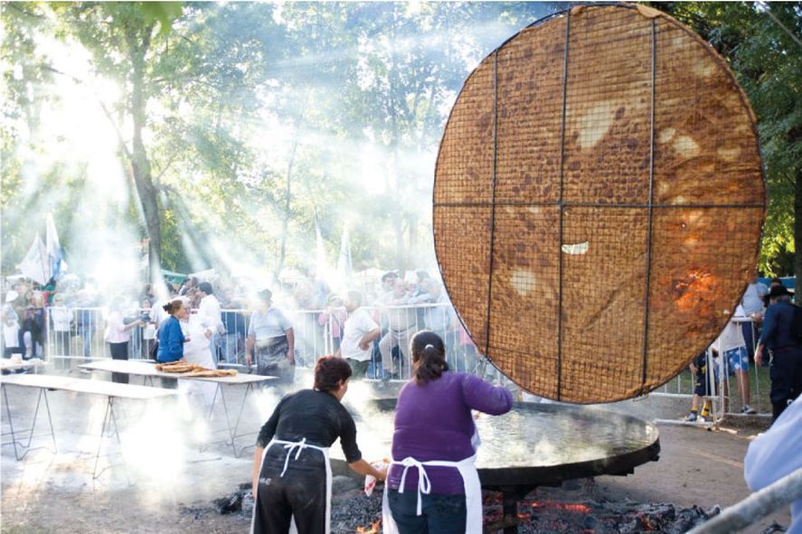 LAS HERMANAS SE LLEVARON EL PREMIO EN LA FIESTA DE LA TORTA FRITA.-