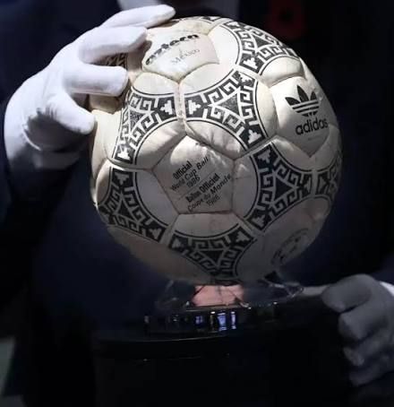 SE SUBASTA LA PELOTA DE LA MANO DE DIOS.-