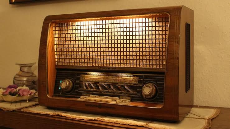 27 DE AGOSTO, DIA DE LA RADIO EN LA ARGENTINA.-