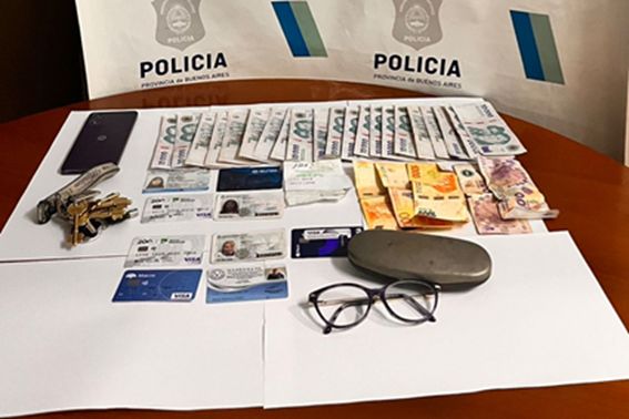 DETIENEN A UN GENDARME POR ROBO.-
