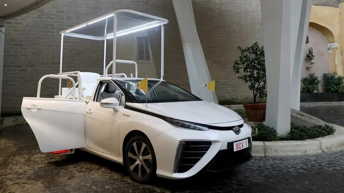 YA ESTA LISTO EL "PAPA MOVIL" PARA LA CIUDAD DE LUJAN.-