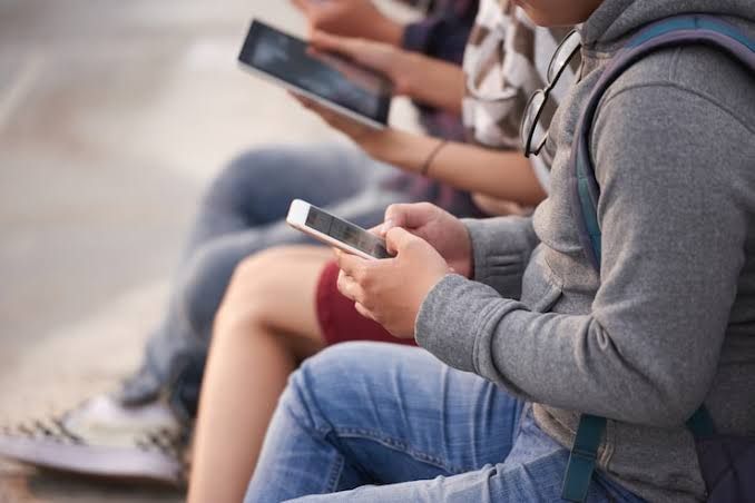 LA PROVINCIA PROHIBE EL USO DE CELULARES EN EL SECUNDARIO.-
